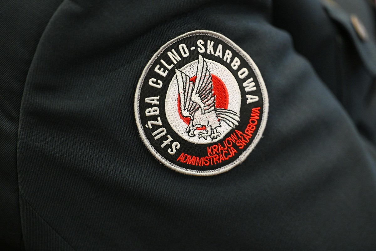 Naszywka na ramieniu munduru funkcjonariusza Służby Celno-Skarbowej
