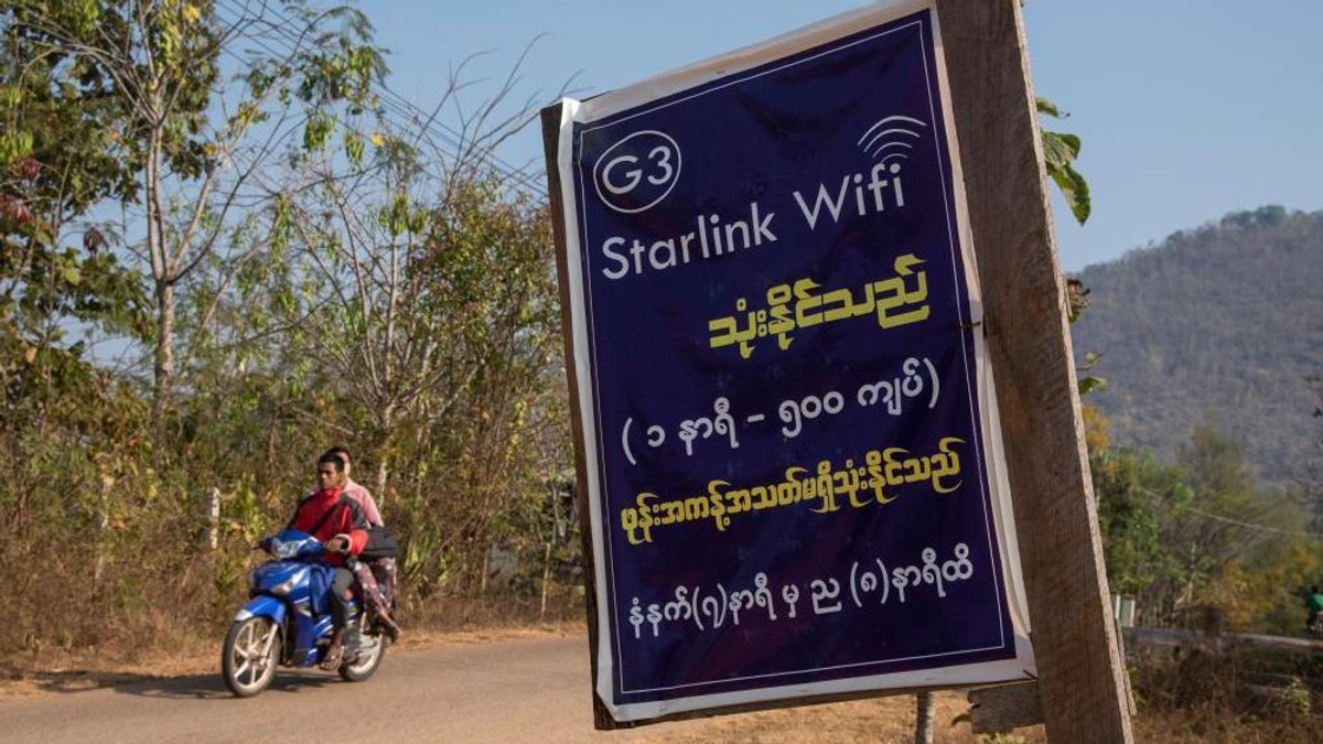 Starlink kafići su se pojavili širom Mjanmara pošto je hunta uvela isključenja interneta u nekim oblastima. | Foto: Thierry Falise/LightRocket via Getty Images