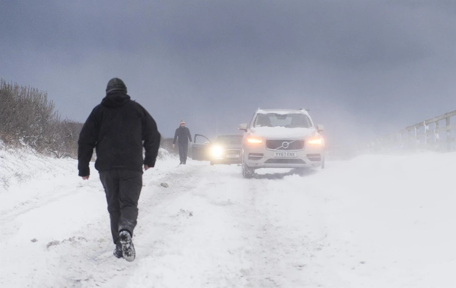 Ljudi napuštaju svoje automobile zaglavljene u snegu u Hartlpulu, Engleska
