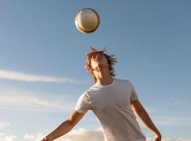 Futbolowe wstrząśnienia mózgu. Lekarze ostrzegają