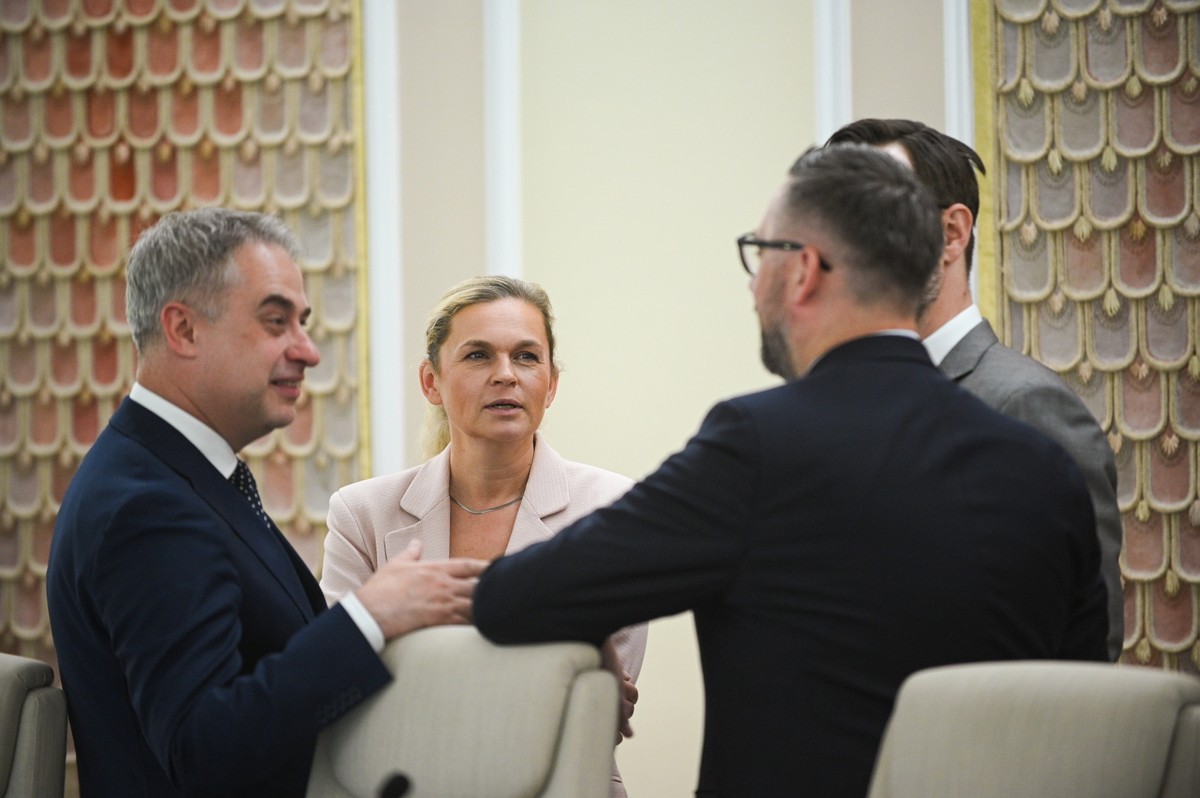 Barbara Nowacka. Telefon komórkowy dla każdego nauczyciela? Nowa propozycja trafiła do MEN