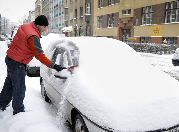 Zasypane auto? Przez śnieg dostaniesz mandat!