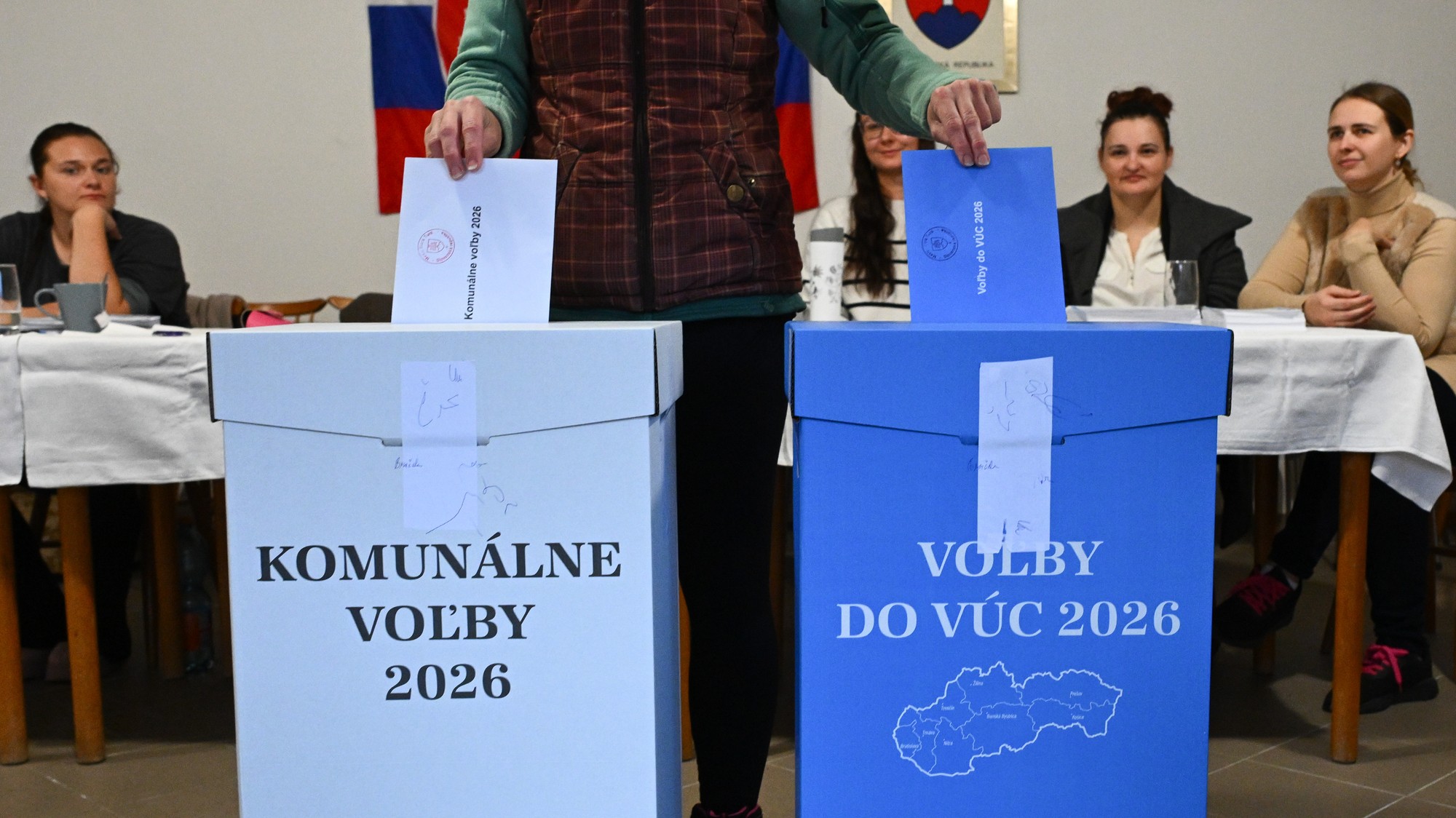 Volebné schránky pre voľby do VÚC a pre komunálne voľby v sobotu 24. októbra 2026. 