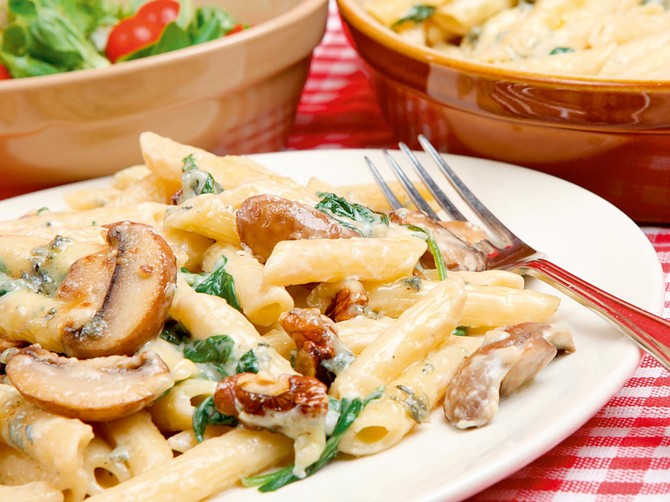21822_testenina-sa-sampinjonima--sauce-mushrooms-walnuts-and-spinach-shutterstock_36606037