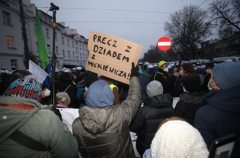 Protesty pod domem prezesa PiS. Kaczyński zrobił to