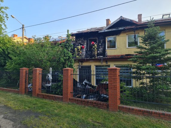 Pożar w klinice leczenie uzależnień koło Bełchatowa gasiło aż 11 zastępów strażaków. Akcja trwała ponad 7 godzin. 