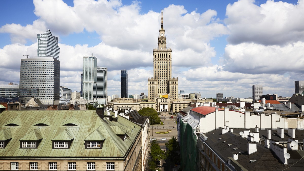 Stołeczny ratusz krytycznie odniósł się do konsultacji ws. projektu ustawy metropolitalnej autorstwa PiS. Według ratusza w konsultacjach, których termin zakończenia mija w niedzielę, pojawiły się błędy metodologiczne i niespójne informacje.