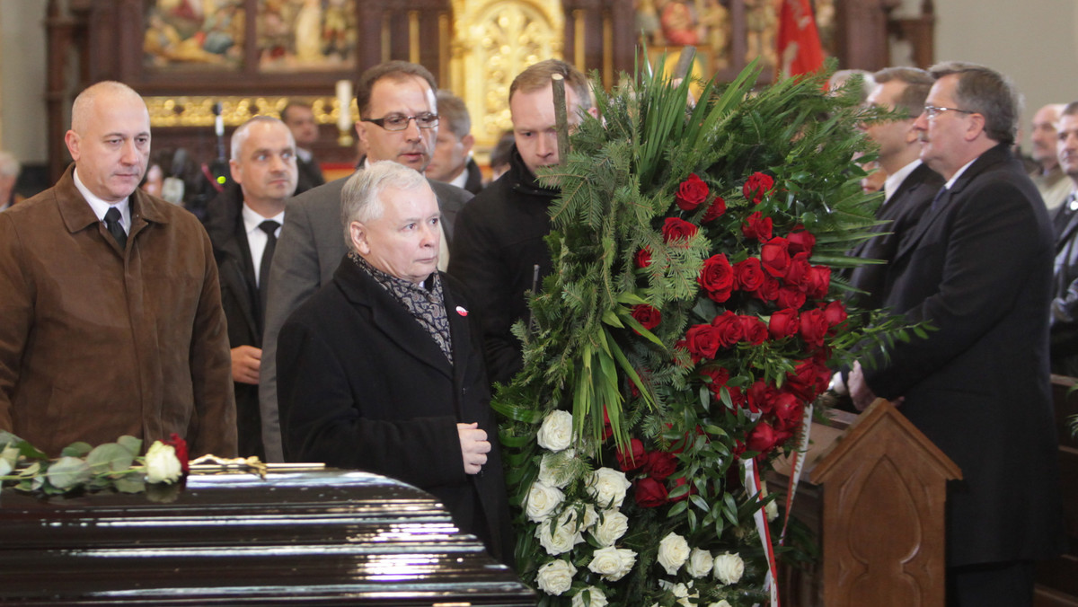 - Przyszło mi dzisiaj pożegnać człowieka, członka Prawa i Sprawiedliwości, który zginął w szczególnych okolicznościach. Zginął za mnie. Zginął, bo nienawiść, która opanowała człowieka, który stał się mordercą, skierowana została przeciwko jednej z formacji politycznych - mówił na pogrzebie Marka Rosiaka w łódzkiej archikatedrze św. Stanisława Kostki, prezes PiS Jarosław Kaczyński.