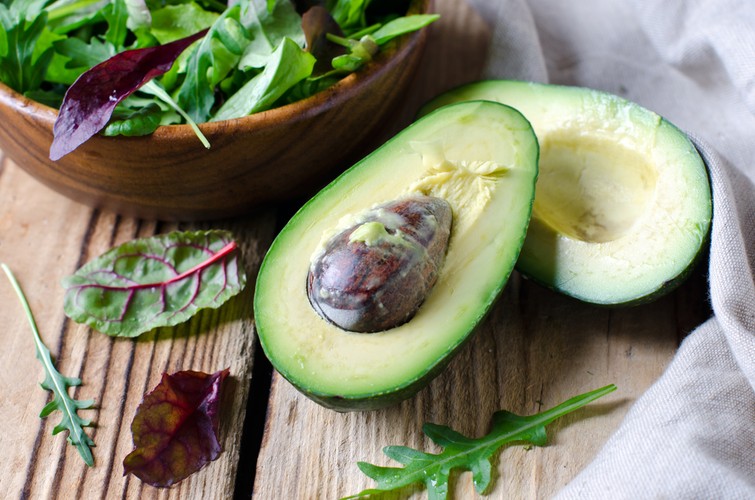 Wymieniając superfoods, które zrobiły w Polsce zawrotną karierę, warto wspomnieć o awokado. Wg danych GUS, przywołanych przez AKCENTĘ, wartość importu tego owocu do Polski przekroczyła w zeszłym roku 106 mln zł, notując 18 proc. wzrost r/r. Jak wskazuje ekspert AKCENTY, wwóz awokado już od pewnego czasu notuje wyjątkowe wyniki. Między rokiem 2010 a 2016 wartość importu tego owocu wzrosła aż 6,5-krotnie. – Na tle importu innych, popularnych egzotycznych owoców, jak banany czy mandarynki, awokado wydaje się mikrusem. Popyt hamuje przede wszystkim jego wysoka cena. Jednak jak widać, moda robi swoje i coraz więcej Polaków sięga po ten zielony przysmak – mówi Radosław Jarema z AKCENTY. Awokado jest bowiem nie tyko smaczne, ale bogate w nienasycone kwasy tłuszczowe, które zmniejszają ryzyko miażdżycy, obniżają poziom cholesterolu we krwi, jak również poprawiają metabolizm. Dietetycy zwracają uwagę, że owoc ten poprawia pracę mózgu, chroni serce przed chorobami, wspomaga pracę układu trawiennego, a także działa dobrze na wzrok. Na krajowe półki sklepowe awokado najczęściej trafia z Hiszpanii, Izraela, Peru oraz z Republiki Południowej Afryki.