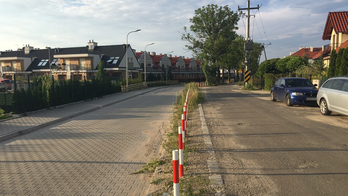 Po tym, jak przedstawiciele dwóch urzędów nie potrafili porozumieć się ws. budowy wspólnej drogi, na granicy Wrocławia z Wysoką (gmina Kobierzyce) powstały dwie równoległe ulice. Teraz każdy ma swoją drogę i nie może korzystać z drogi sąsiada, bo pośrodku zamontowano słupki.