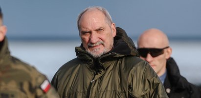 Macierewicz ujawnia "spisek w MON". Sienkiewicz kpi z niego u Moniki Olejnik