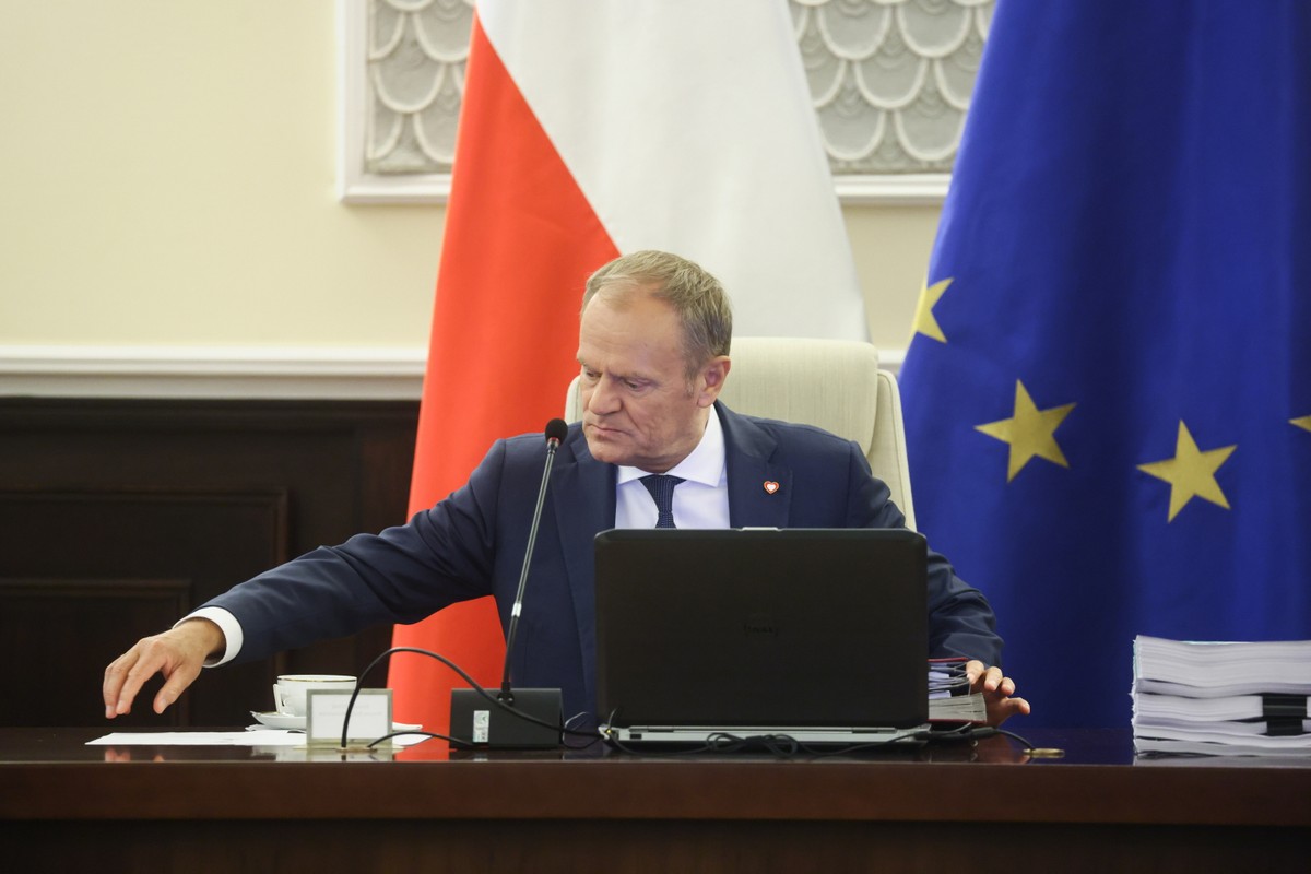 Premier Donald Tusk przed posiedzeniem rządu w KPRM w Warszawie, rząd zajmie się m.in. projektem ws. przestępstw z nienawiści