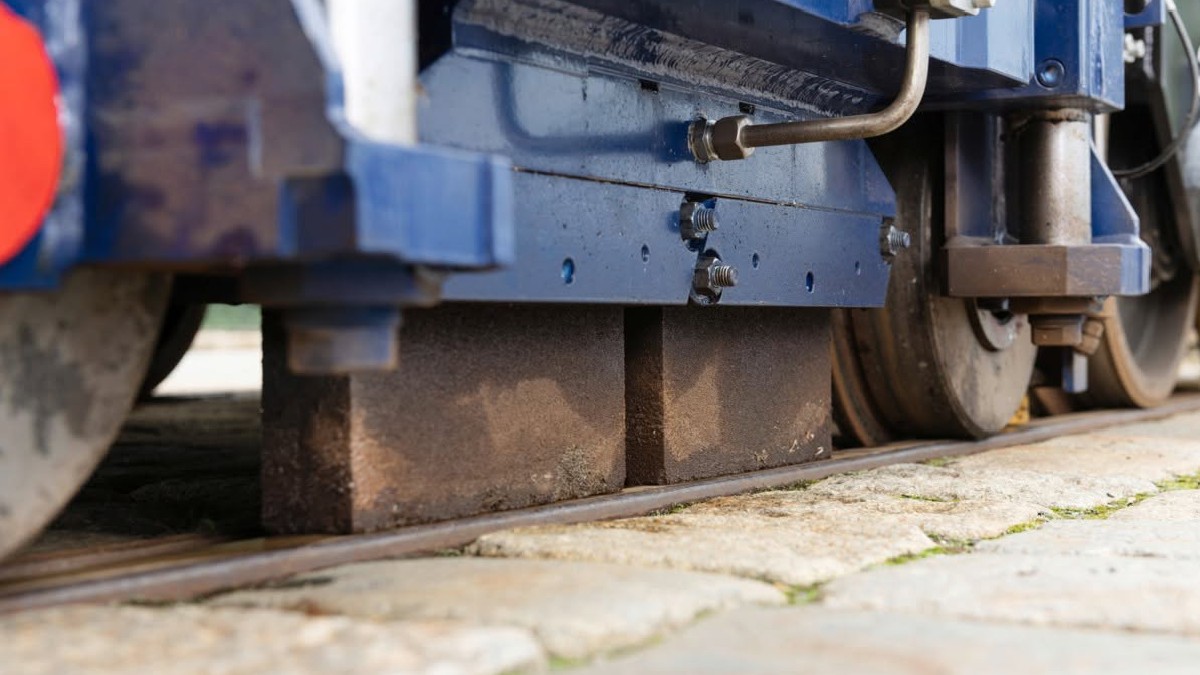 O tehnologie austriacă reduce zgomotul tramvaielor cu până la 8 decibeli: Cum funcționează echipamentul ATMO, utilizat pe șinele din Timișoara