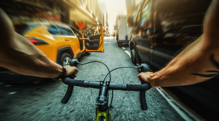 Sűrű városi forgalomban különösen a kerékpárosokat veszélyeztetik a kinyíló járműajtók / Fotó: Getty IOmages
