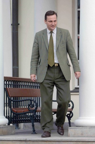 Dwór w Chobielinie otoczony jest 14 ha łąk i lasów. W latach 80. od miejscowego PGR'u kupili go rodzice ministra Sikorskiego