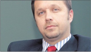 Czy cały zysk roczny spółki podlega automatycznie podziałowi między wspólników