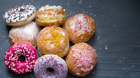 Tłusty Czwartek 2026. Ile dziś zapłacimy za pączka? Ile kosztuje pączek w markecie, a ile w cukierni?