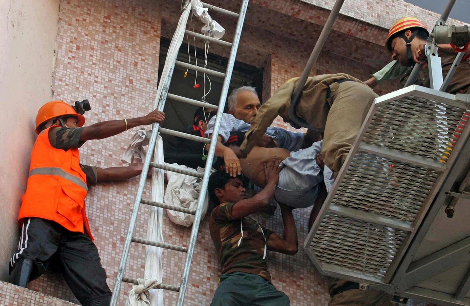 Evakuacija bolesnika koji su imali sreću da se prethodno nisu ugušili u dimu