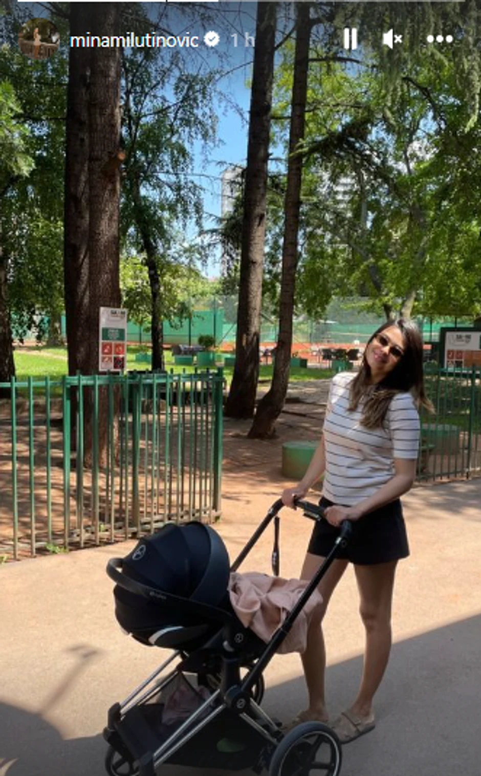 Mina Nedović sa ćerkom u šetnji
