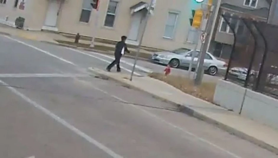 Vozila je autobus na redovnoj liniji kada je spazila oskudno obučeno dete kako se šeta samo na ulici. Zaustavila je autobus, istrčala po mališana i spasla ga smrzavanja.