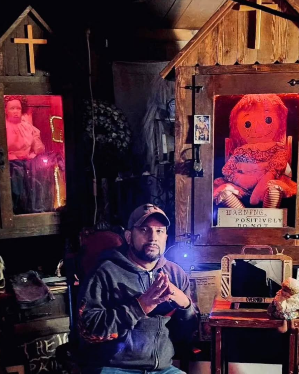 Počas turné ho sprevádzala bábika Annabelle.