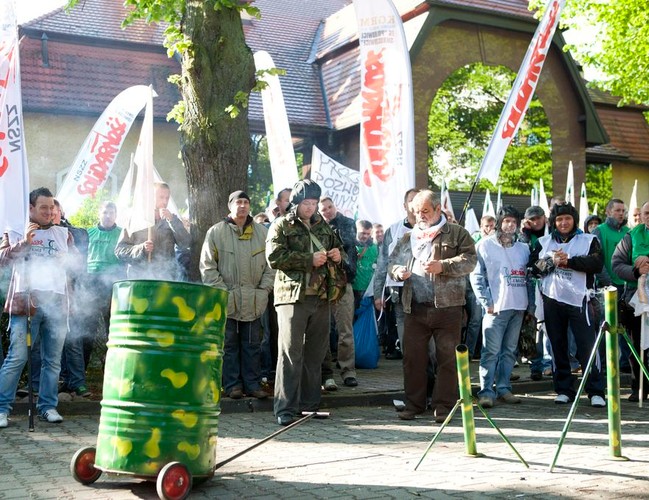 Bitwa przed siedzibą KGHM w Lubinie
