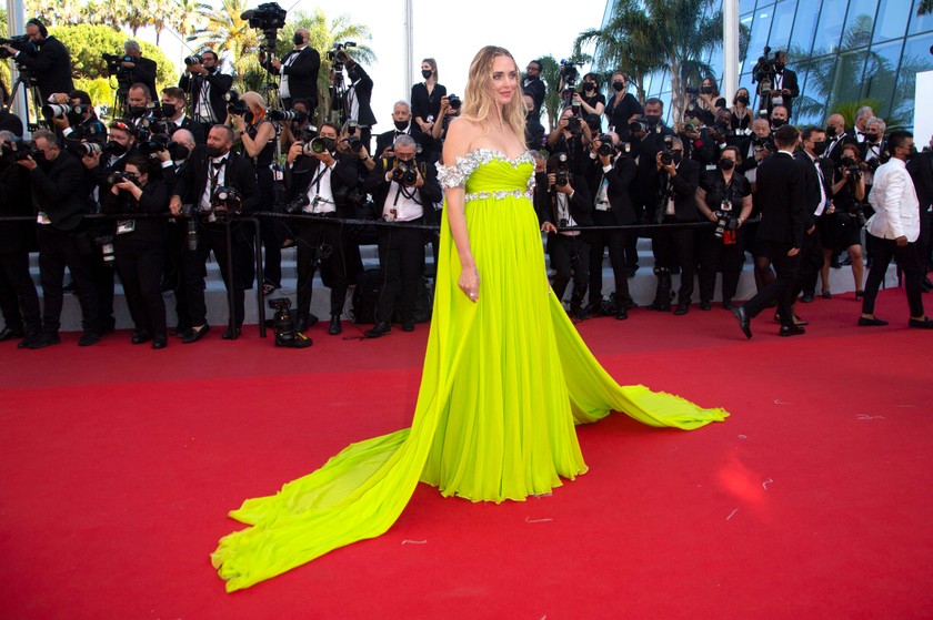 Die italienische Mega-Influencerin Chiara Ferragni (34) strahlt in einem neonfarbenen Kleid von Giambattista Valli. 