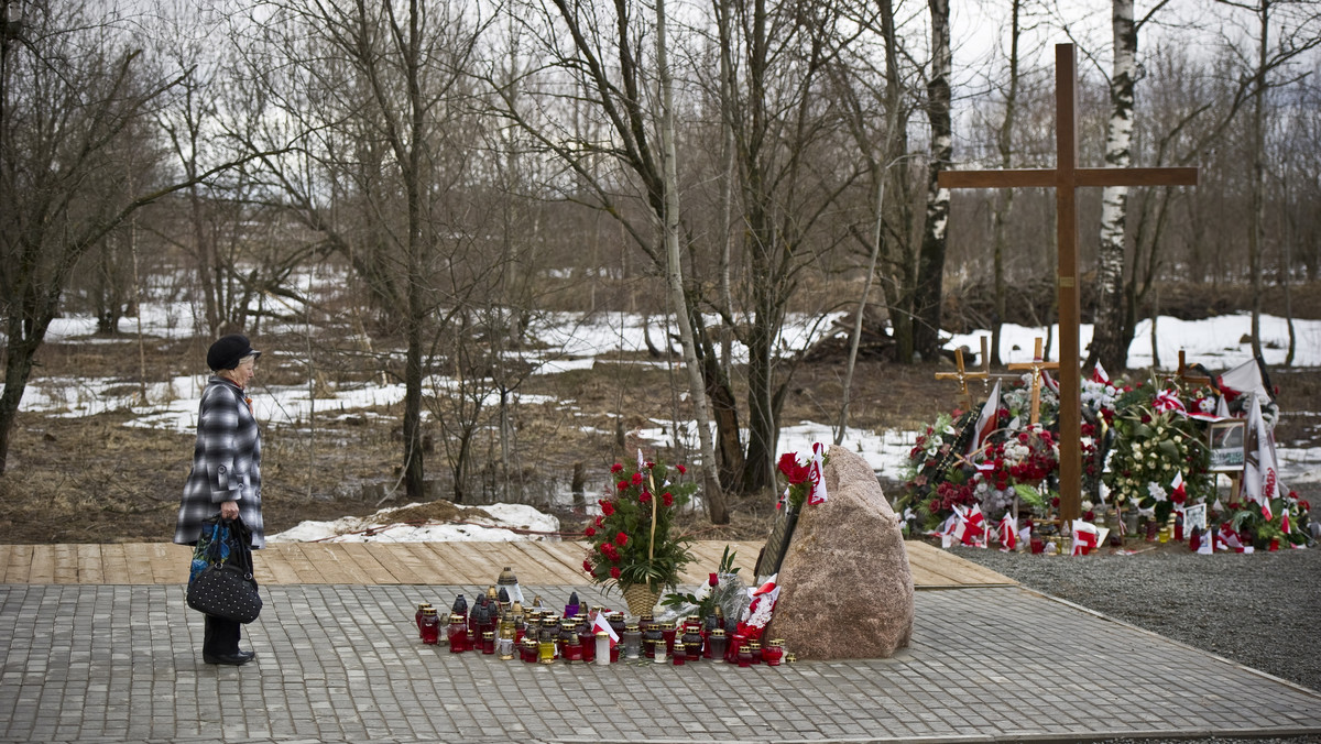 Dzisiaj ok. godz. 5.30 polskiego czasu w Moskwie wylądowały dwa samoloty z częścią rodzin ofiar katastrofy w Smoleńsku oraz pierwszą damą Anną Komorowską na pokładzie. Według planu, uroczystości na smoleńskim lotnisku miały rozpocząć się o godz. 11 czasu polskiego. Ze względów pogodowych będzie jednak godzinne opóźnienie - poinformowała TVN 24. W Smoleńsku intensywnie pada śnieg.