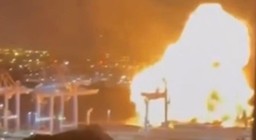 zmasowany nocny nalot na port. rosyjski terminal i okręty w płomieniac