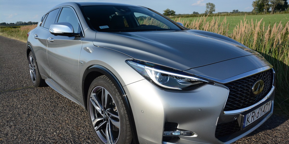 Infiniti Q30 2.0t seryjnie wyposażone jest w 7 poduszek powietrznych, w tym chroniącą kolana kierowcy