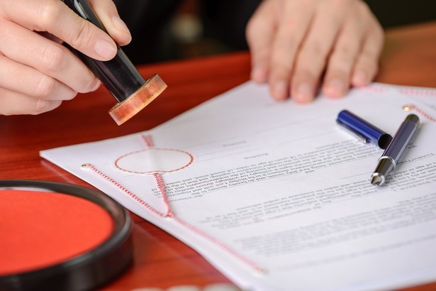 Akt notarialny nie chroni sprzedającego przed utratą pieniędzy i nieruchomości. Jak właściciel mieszkania może zabezpieczyć się przed nieuczciwym nabywcą?