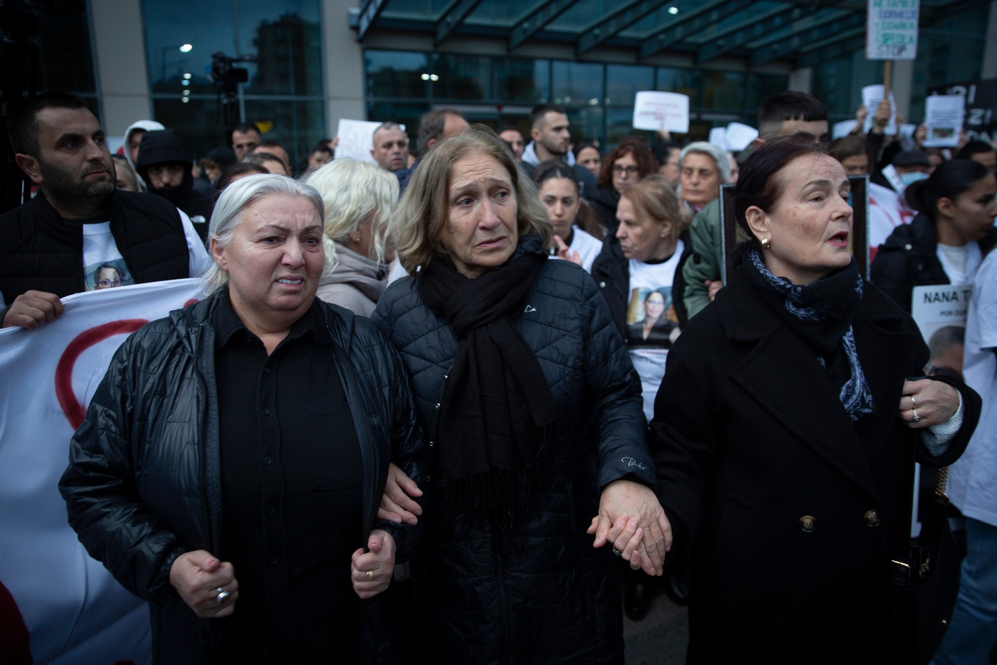 Tisíce ľudí protestovali v Kosove proti pretrvávajúcemu násiliu na ženách.