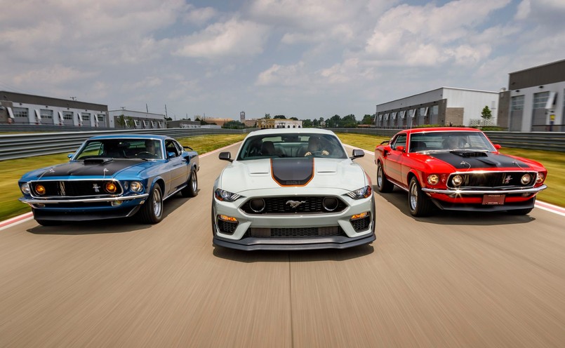 Ford Mustang Mach 1 pierwszej generacji zadebiutował w 1969 roku. Powstał dzięki podrasowaniu Mustanga GT, a nazwą nawiązywał do kojarzonej z samolotami ponaddźwiękowymi liczby Macha