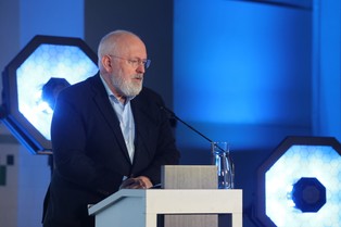 Timmermans: Transformacja energetyczna zdarzyłaby się i bez kryzysu klimatycznego