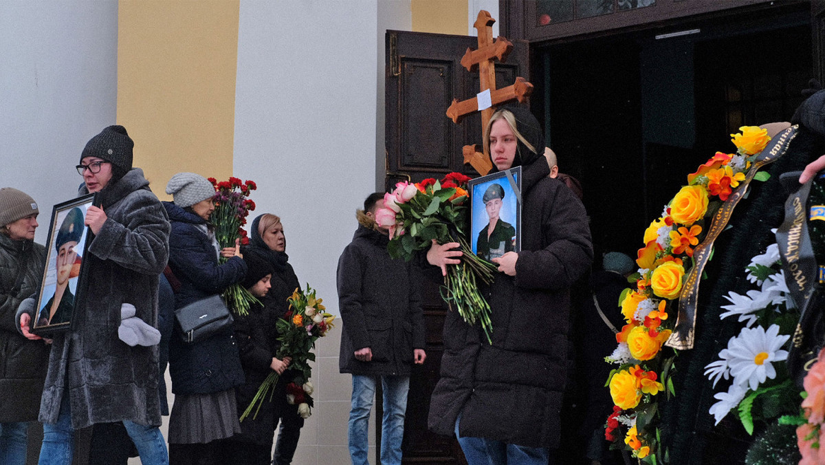W chłodny kwietniowy poranek na miejskim cmentarzu w Pietrozawodsku, dużym mieście w Republice Karelii nad jeziorem Onega w europejskiej części Rosji, złożono z honorami wojskowymi zamkniętą trumnę. W trumnie spoczywało ciało 19-letniego Kiryłła Czystiakowa, jednego z pierwszych rosyjskich żołnierzy wysłanych przez Kreml do inwazji na Ukrainę w 2022 r.