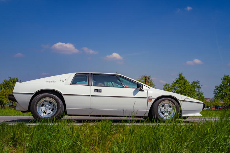 Niezwykłe auta z przeszłości – Lotus Esprit. Brytyjski sportowy samochód produkowany od 1976 roku. Wystąpił w dwóch filmach o przygodach Jamesa Bonda oraz w "Pretty Woman"