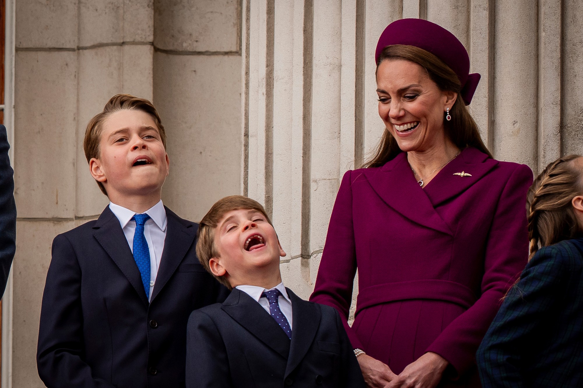 Oslavy 80. výročia konca 2. svetovej vojny v Británii - princ George, princ Louis a princezná Kate z Walesu (zľava) na balkóne Buckinghamského paláca.