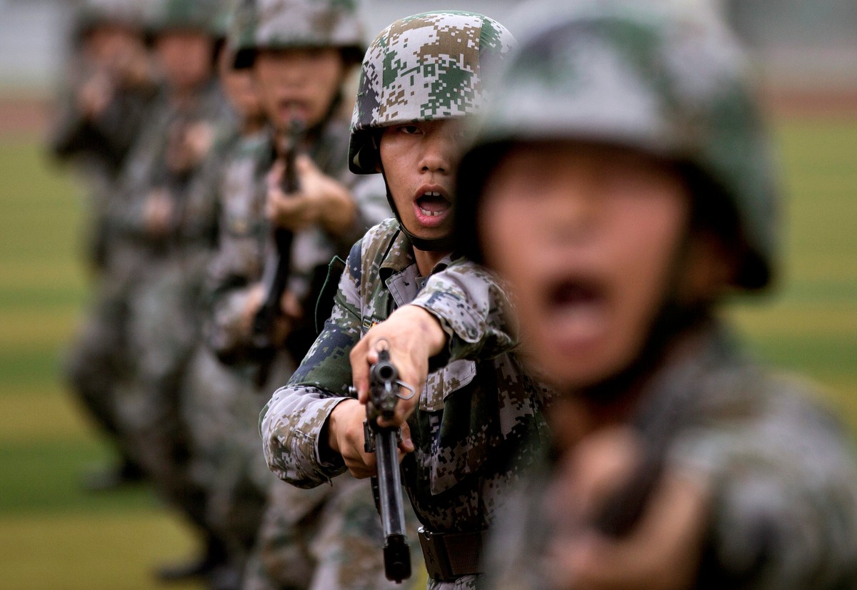 Chińscy żołnierze ćwiczą atak bagnetem