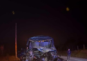 Vozilo potpuno uništeno nakon direktnog sudara sa kamionom 