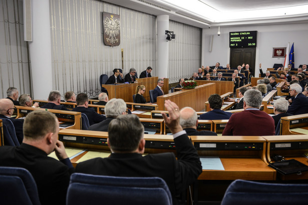 Nowelizacja przewiduje m.in., że wyższe stanowiska w służbie mają być obsadzane przez powołanie, a nie w drodze konkursu