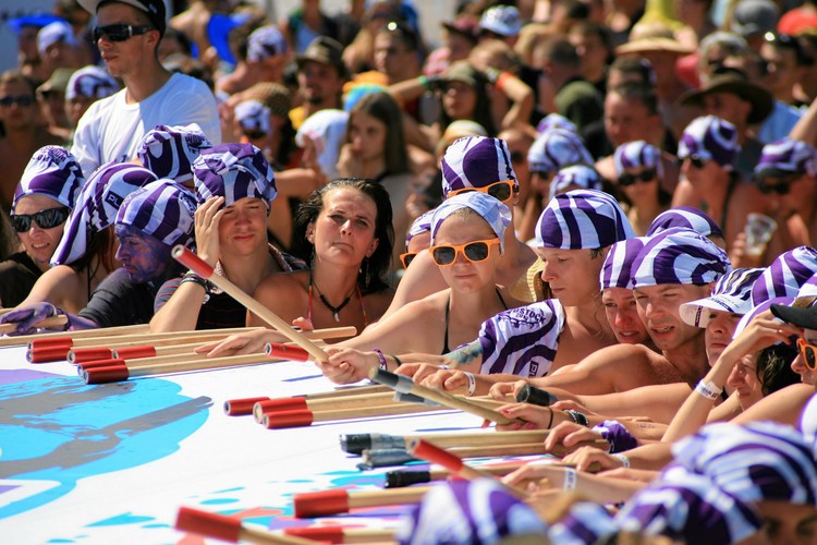 Próba pobicia rekordu świata w graniu na największym bębnie