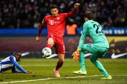 Lewandowski trafił dwa razy, ale sędzia nie uznał jednego gola. Słusznie? [WIDEO]