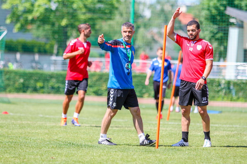 Gino Lettieri pomiata piłkarzami Korony Kielce. Skandal na zgrupowaniu