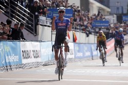Mathieu van der Poel samotnie dojechał na metę wyścigu Paryż-Roubaix