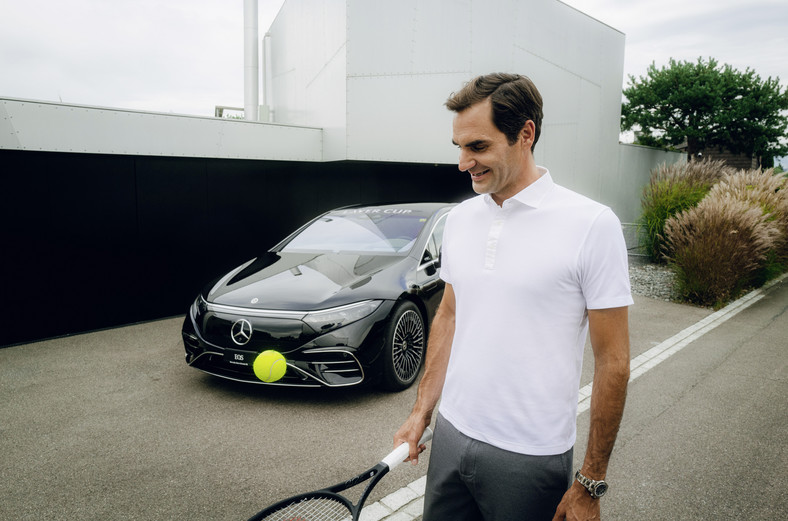 Mercedes EQS i Roger Federer