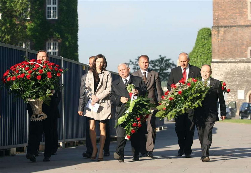 Kaczyński z Martą na grobie brata