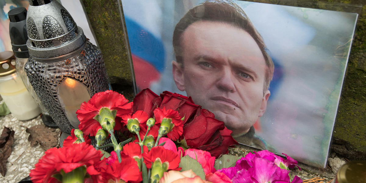 Upamiętnienie Aleksieja Nawalnego przed konsulatem Rosji w Gdańsku