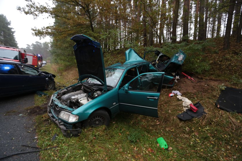 Groza niedaleko Kaczenic! Z mercedesa została miazga