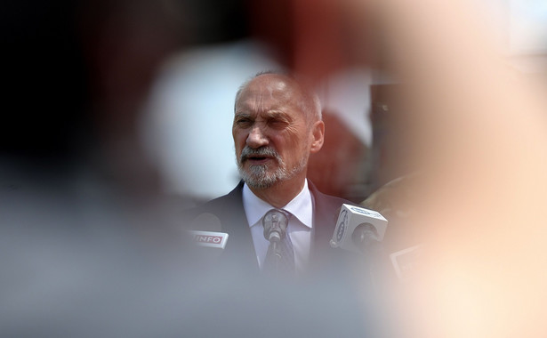 Macierewicz w Brukseli chwali decyzję NATO: Bezpieczeństwo Polski uległo zasadniczej zmianie