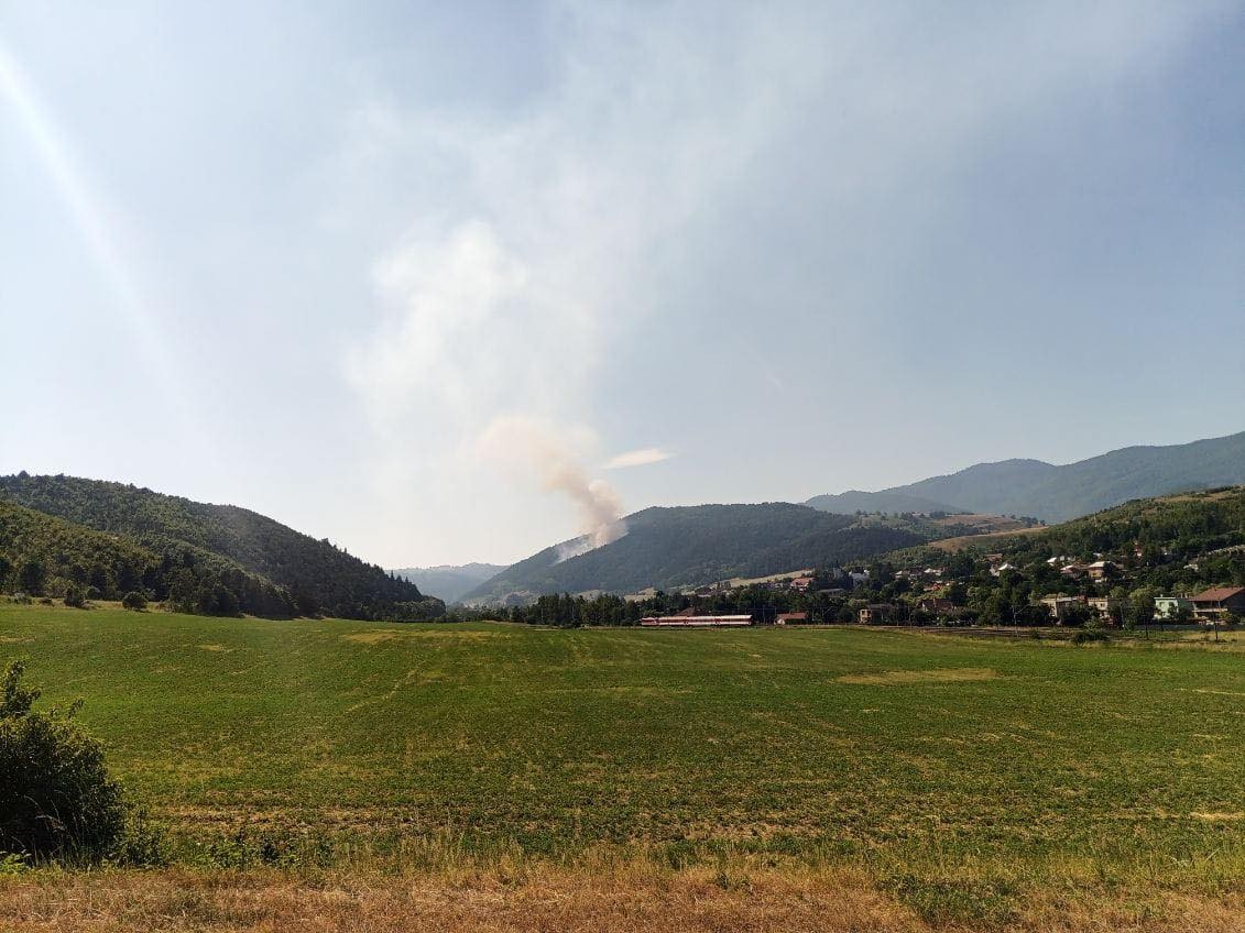 Hasiči zasahujú pri požiari lesa v obci Richnava, okres Gelnica. 